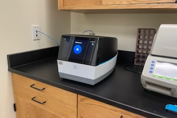 An image of the Genomics Chromium IX genomics and cell analysis system
